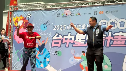 變胖是職業傷害!盧秀燕出賣得力助手:他曾帥得像張信哲 ▲鄭照新跟著高齡104歲的羽球員林友茂,學習簡單運動燃燒熱量。(圖/記者顏幸如攝,2025.06.12)