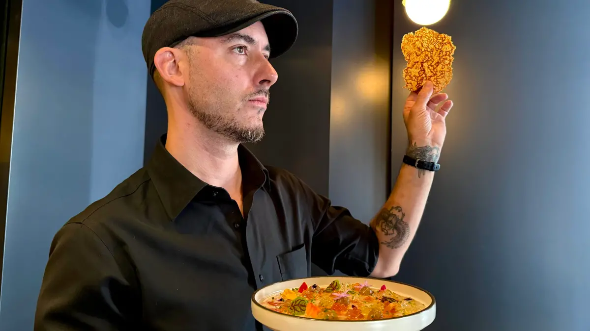 ▲瑪黑餐酒5週年，攜手獲米其林綠星的西班牙主廚Dani Palm任客座主廚，夏季限定菜單烤雞皮、骷髏肝醬端上桌，台灣人愛喝的玉米濃湯變氮氣泡泡配爆米花，既叛逆又優雅，開搶訂位了。（圖／記者蕭涵云攝）