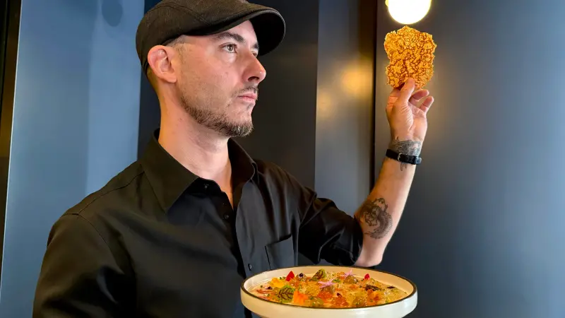 ▲瑪黑餐酒5週年，攜手獲米其林綠星的西班牙主廚Dani Palm任客座主廚，夏季限定菜單烤雞皮、骷髏肝醬端上桌，台灣人愛喝的玉米濃湯變氮氣泡泡配爆米花，既叛逆又優雅，開搶訂位了。（圖／記者蕭涵云攝）