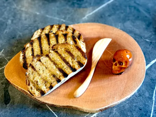 ▲送上「骷髏肝醬」的待客之道別開生面，有意思。（圖／記者蕭涵云攝）