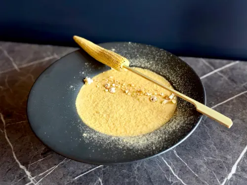 ▲「氮氣玉米湯 / 爆米花 / 玉米筍」擄獲每個人，邊喝邊笑瞇瞇。（圖／記者蕭涵云攝）