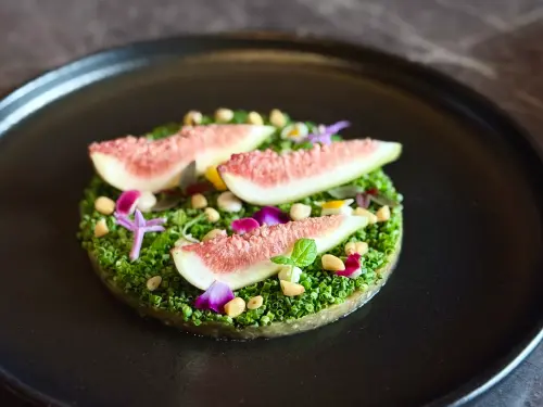 ▲「煙燻茄子 / 蝦夷蔥 / 山羊乳酪 / 無花果」演繹地中海風情。（圖／記者蕭涵云攝）