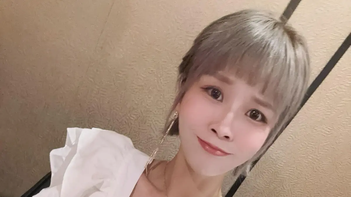 ▲知名直播主丟丟妹（如圖）近日被直擊與男友Tommy到影城看電影、放閃，只見她男友身形略顯圓潤，坦言自己幸福肥，而Tommy日前在丟丟妹生日時送名牌包，還遭丟丟妹質疑：「錢哪來的！」（圖／翻攝自丟丟妹臉書）