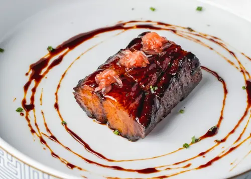 同的黑叉燒是招牌菜之一,做工細膩耗時。(圖/翻攝米其林官網,同提供) ▲「同」的黑叉燒是招牌菜之一,做工細膩耗時。(圖/翻攝米其林官網,同提供)