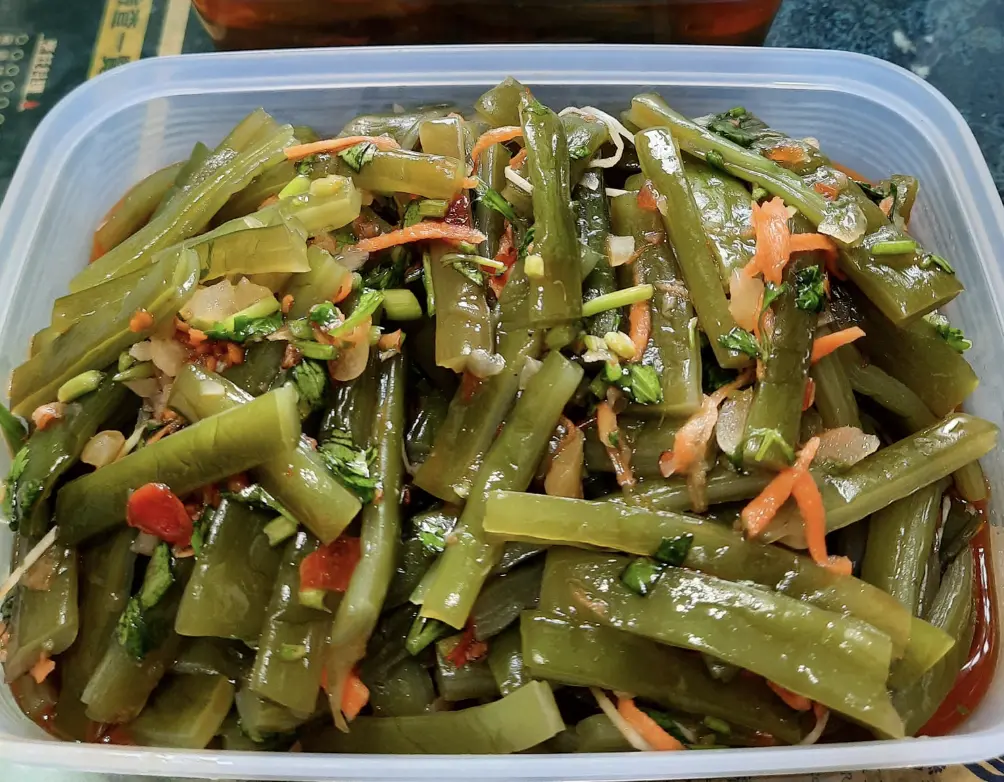 ▲許多店家或市場攤位，常出現「長得像海帶、一根根外型胖胖，吃起來口感不同」的神秘食材。（圖／廚藝公社）