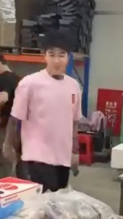 ▲丟丟妹男友Tommy目前擔任她的直播助理,因為時常在鏡頭前大嚐美食,如今身材有點走鐘,與丟丟妹一同被稱「富福肥情侶」。(圖/翻攝自丟丟妹臉書) ▲丟丟妹男友Tommy目前擔任她的直播助理,因為時常在鏡頭前大嚐美食,如今身材有點走鐘,與丟丟妹一同被稱「富福肥情侶」。(圖/翻攝自丟丟妹臉書)