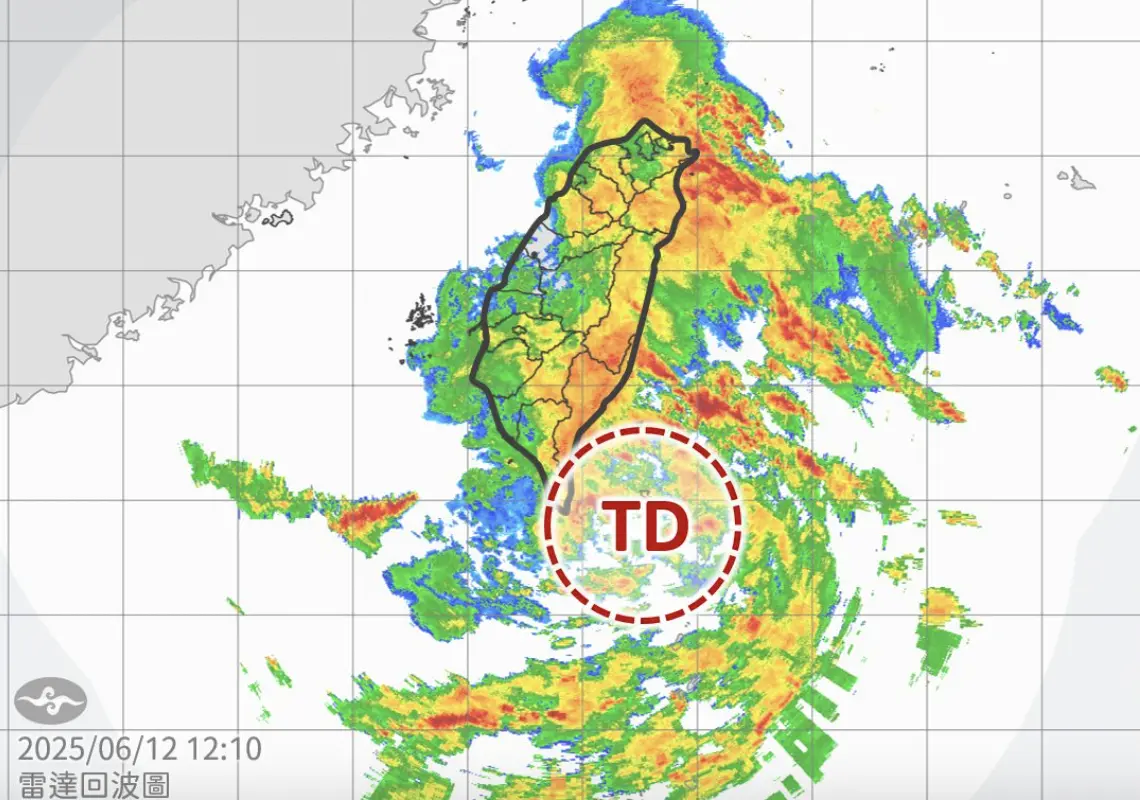 ▲蝴蝶颱風不影響台灣，但另一個「熱帶性低氣壓」路徑直撲，替全台各地來猛烈降雨。（圖／中央氣象署）