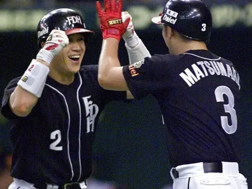 ▲城島健司（左）在效力大榮鷹時期，曾在2003年拿下日職年度MVP。（圖／美聯社／達志影像）