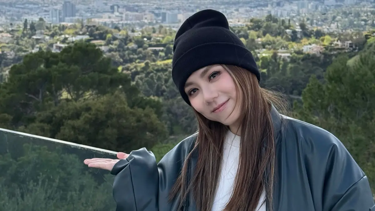 ▲鄧紫棋（如圖）今（12）日透過臉書控訴前東家讓她這6年版稅一毛未得，不過隨後也透露自己已經重新奪回「重錄權」的好消息，讓歌迷及粉絲們都十分激動，而網友也盤點鄧紫棋前東家「蜂鳥音樂」的8宗罪，怒噴經紀公司：「根本吸血鬼！」（圖／翻攝自鄧紫棋臉書）