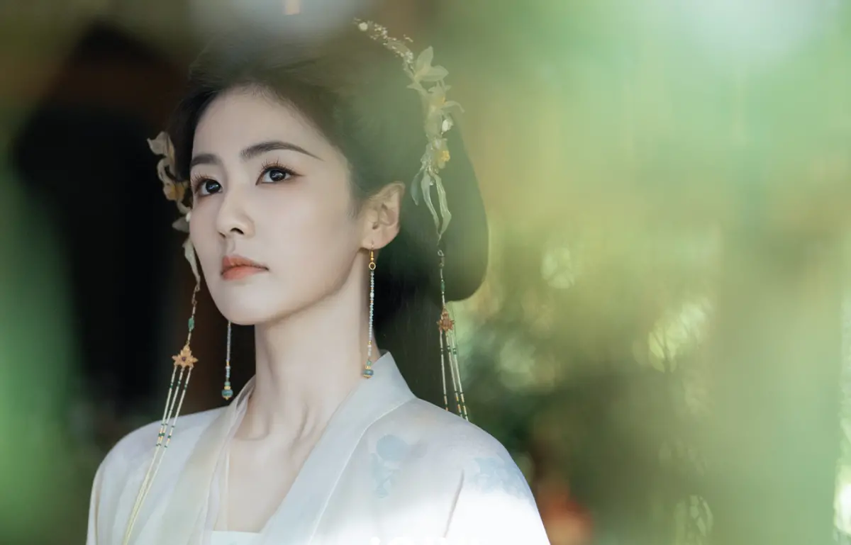 ▲白鹿在仙俠劇《臨江仙》中一人分飾兩角，該劇播出後穩坐15個國家地區熱播冠軍，不過也有不少觀眾認為劇情燒腦，太難看，對此白鹿則表示，接下來會休息一陣子，暫時不拍仙俠劇了。（圖／iQIYI愛奇藝國際版）