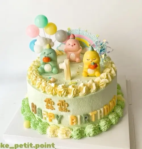 ▲以柔和馬卡龍色調呈現的「恐龍寶寶主題」周歲蛋糕，可愛又療癒。（圖／業者提供）