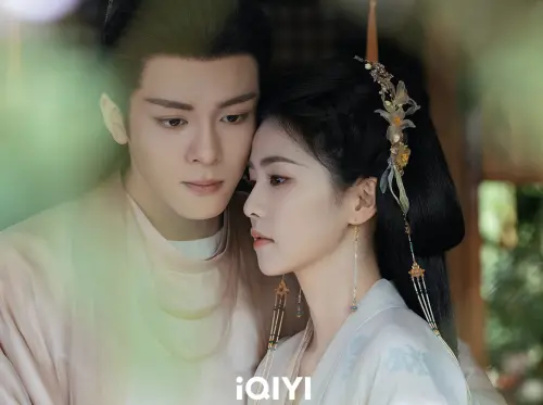 ▲曾舜晞（左）在劇中有掐白鹿脖子的橋段，還怒喊「真想殺了妳」，戲外對視秒笑場。（圖／iQIYI愛奇藝國際版）