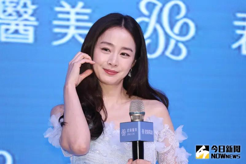 ▲金泰希（又譯：金泰熙）在記者會上直呼知道「台灣最美歐巴桑」陳美鳳，還害羞笑了。（圖／記者吳翊緁攝）