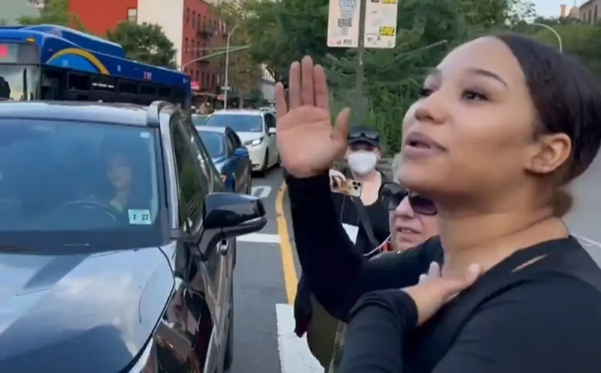 ▲洛杉磯衝突持續蔓延全美，美國紐約市本週還發生抗議者與市民對峙的場面。（圖／擷取自影片）