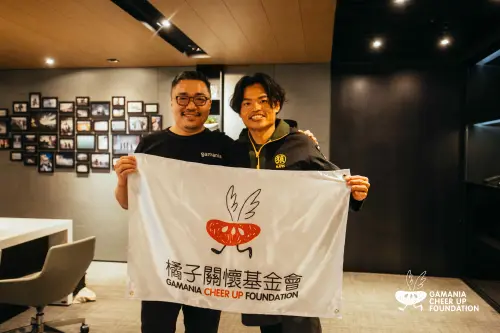 ▲橘子關懷基金會自2021年起支持阿果(右)「前進十四峰」計畫，至今已完成個人第10座高峰攀登；左為橘子關懷基金會創辦人、橘子集團執行長劉柏園。（圖／橘子關懷基金會提供）