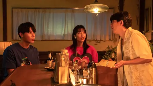 ▲宋偉恩（左1）在師傅莫子儀（右1）的「鼓勵目光」下，展開追愛行動。（圖／逆光電影提供）