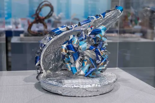 迎向無廢未來 SEA YOU海洋巡展桃園站開展7月移師台中 ▲開幕儀式中特別安排以海洋廢棄物再製成的藝術品作為贈禮,體現循環經濟理念的具體實踐,(圖/海保署提供)