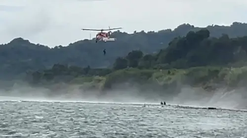 ▲警消申請空勤總隊出動直升機，將受困2小時的老翁吊掛上岸。（圖／台中市消防局提供，2025.06.12）