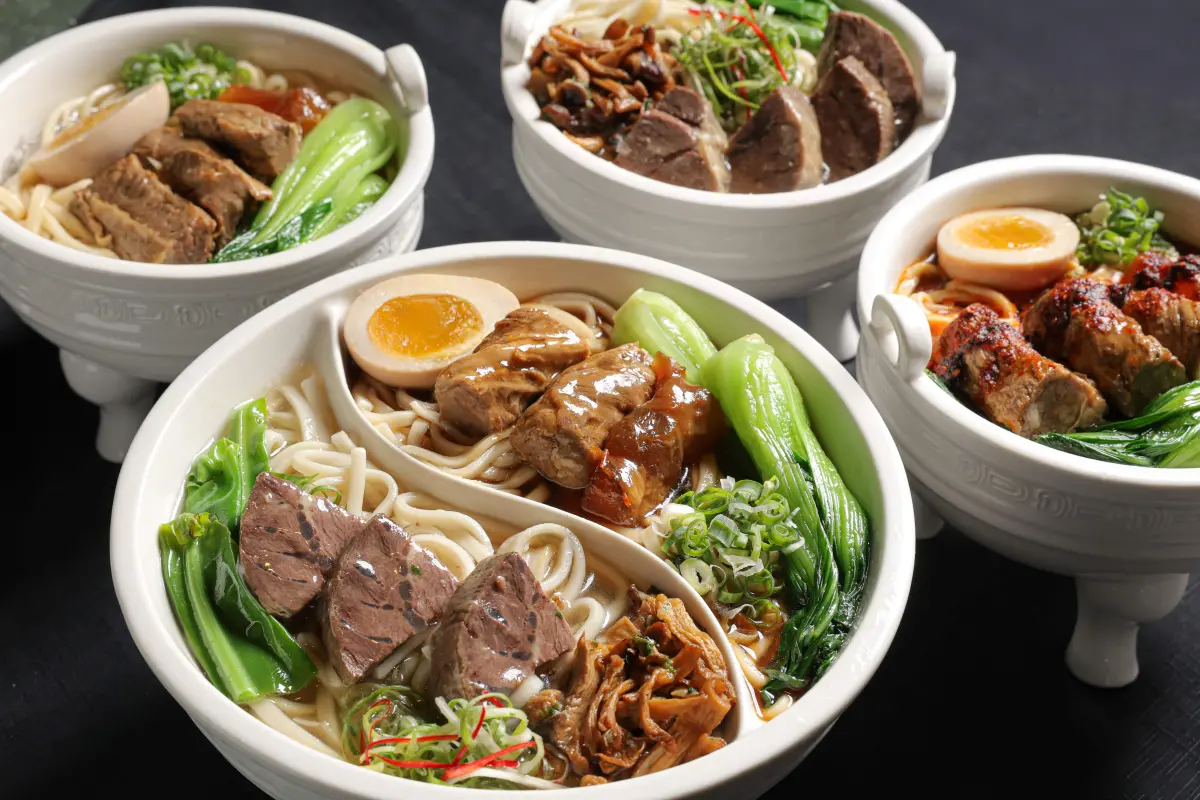 ▲晶華國際酒店集團的「晶華冠軍牛肉麵坊」回歸了！6月14日於故宮博物院院區內的「故宮晶華」地下二樓美食廣場重新開幕，可一次吃到4款包含獲冠軍肯定的牛肉麵。（圖／晶華酒店集團提供）