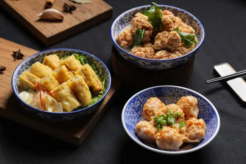 ▲「晶華冠軍牛肉麵坊」還有小吃，包含「紐約炒手」、「台式鹹酥雞」與「府城蝦捲」。（圖／晶華酒店集團提供）