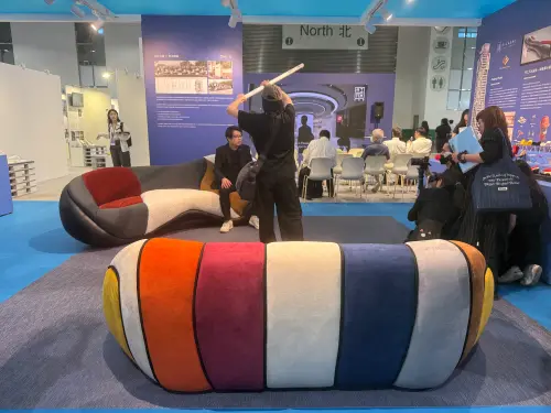 ▲以畢卡索畫作為靈感,投入AI創作的沙發。(圖/記者張家瑋攝) ▲以畢卡索畫作為靈感,投入AI創作的沙發。(圖/記者張家瑋攝)