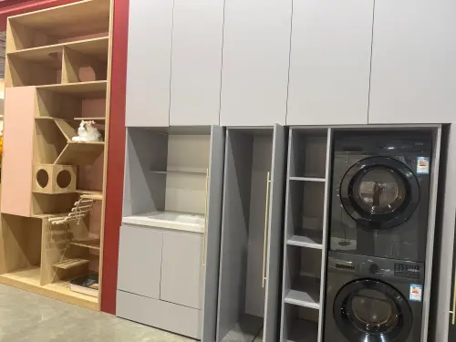 ▲以石晶地板聞名的「樂邁石晶」,將石晶材料延伸到系統櫃板材,讓地面、牆面、櫃體、天花板全屋裝修都可以使用石晶材料。(圖/記者張家瑋攝) ▲以石晶地板聞名的「樂邁石晶」,將石晶材料延伸到系統櫃板材,讓地面、牆面、櫃體、天花板全屋裝修都可以使用石晶材料。(圖/記者張家瑋攝)