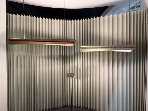 ▲台灣原創燈飾品牌MOODSANS睦叁,在燈飾中使用自然素材,為家中帶來溫潤質感,在本屆室內設計博覽會中,展出新品「浮光」系列,圖為「浮光」吊燈,另有壁燈。(圖/記者張家瑋攝) ▲台灣原創燈飾品牌MOODSANS睦叁,在燈飾中使用自然素材,為家中帶來溫潤質感,在本屆室內設計博覽會中,展出新品「浮光」系列,圖為「浮光」吊燈,另有壁燈。(圖/記者張家瑋攝)