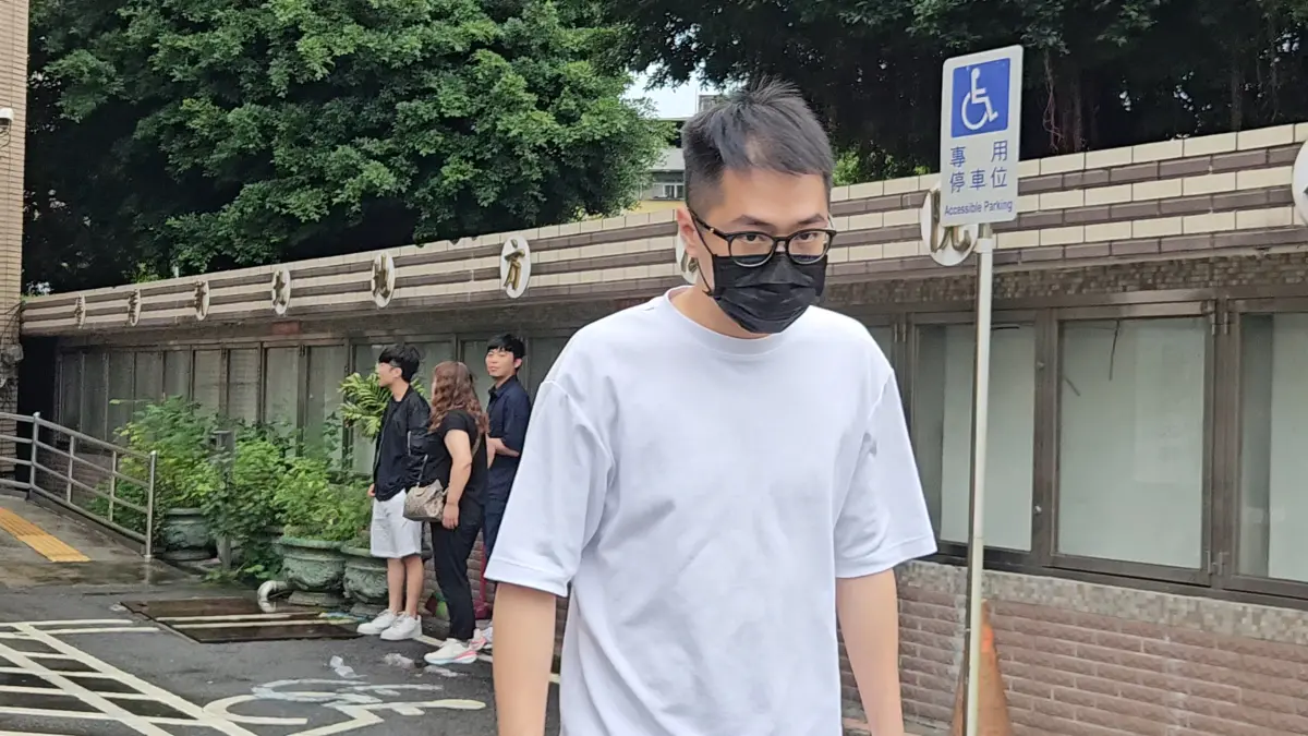 ▲王大陸富少好友游翔閔到新北地院出庭。（圖／記者劉松霖攝）