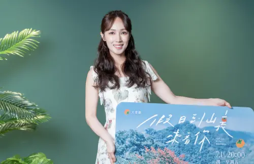 ▲小薰穿著碎花洋裝，看起來格外青春洋溢。（圖／大愛提供）