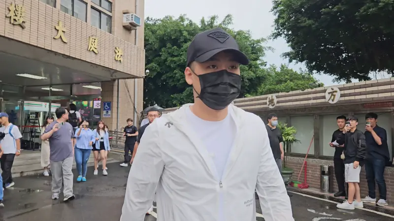 ▲四海幫堂主陳子俊到新北地院出庭。(圖/記者劉松霖攝)