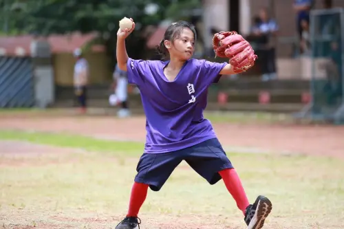 ▲小女孩穿著寬大的練習衣，在球場勇敢追夢。（圖／江啟臣服務處提供，2025.06.12）