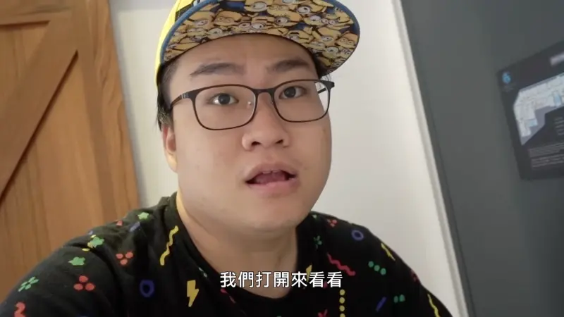 ▲網紅「館長」陳之漢在中國見到送餐機器人，感到相當吃驚，卻有網友貼出百萬網紅「Joeman」2018年開箱台中旅館的片段，直接打臉館長。（圖／翻攝自Joeman YT）