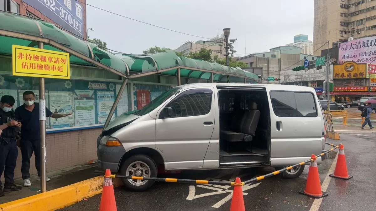 ▲有駕訓班教練載學員到中壢監理站進行筆試考照，因教練誤踩油門，撞停車場遮雨棚支柱。（圖／翻攝畫面）