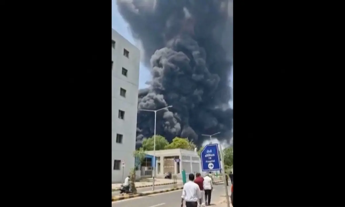 ▲印度航空（Air India）一架編號AI171，機型為波音787夢幻客機的班機，今（12）日驚傳在古加拉特邦亞美達巴德（Ahemdabad）國際機場附近墜毀，機上242人死傷不明。（圖／翻攝自美聯社影片截圖）