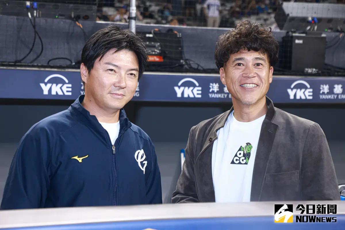 ▲日職軟銀鷹首席棒球總管（CBO）城島健司（右）來台觀看味全龍隊投手徐若熙的比賽，賽前和曾經打過阪神虎隊現任富邦悍將副領隊的林威助（左）見面寒暄。（圖／記者葉政勳攝 ,2025.06.12）