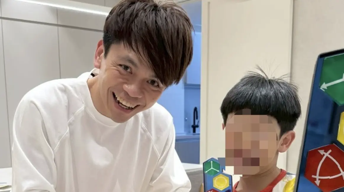 ▲百萬YouTuber蔡阿嘎（左）近日帶著妻兒一家4口赴日旅遊，怎料7歲大的蔡桃貴（右）突遭空中大鳥襲擊，整個人被嚇得面目全非，一旁的二伯捧腹大笑問說「有拍到嗎？」（圖／翻攝自蔡阿嘎IG）