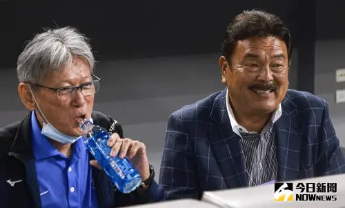 ▲日職軟銀鷹前監督、現任球團顧問藤本博史（右）來台觀看味全龍隊投手徐若熙的比賽。（圖／記者葉政勳攝 ,2025.06.12）