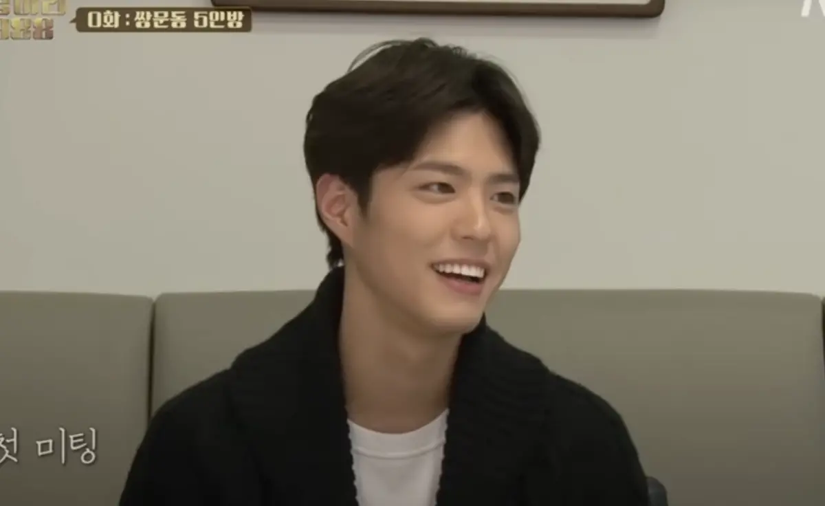 ▲韓星朴寶劍今（16）日迎來了32歲生日！對他來說長太帥竟然是困擾？朴寶劍在面試《請回答1988》時，因為太帥差點被製作組淘汰，讓他嚇得下次面試時，穿著爸爸的醜衣服出現。（圖／翻攝自tvN DRAMA YouTube）