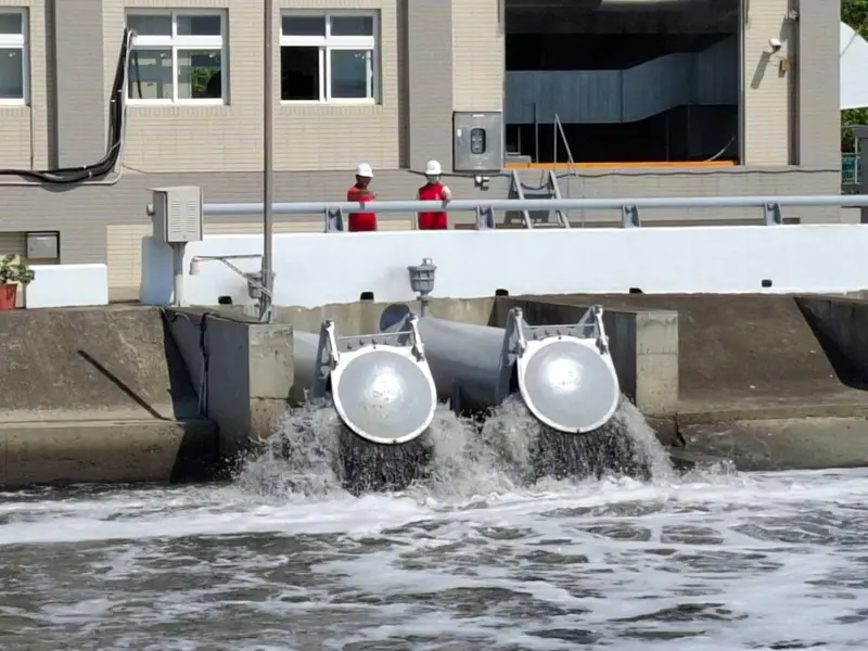 ▲熱帶低壓及西南風影響，南部地區易有短時顯著的降雨。台南市長黃偉哲要求水利局超前部署啟動防汛巡整備，提早防災、避災。（圖／南市府提供）