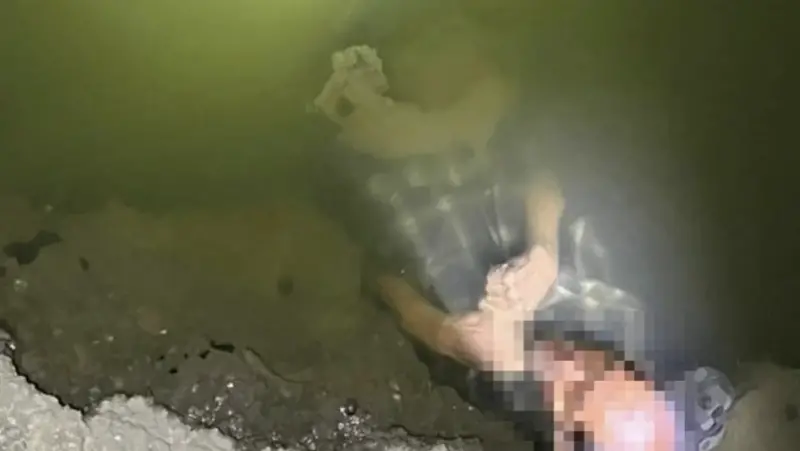 ▲一名老翁被發現漂浮在水渠中，救援人員確認他已經死亡。（圖／翻攝自X）