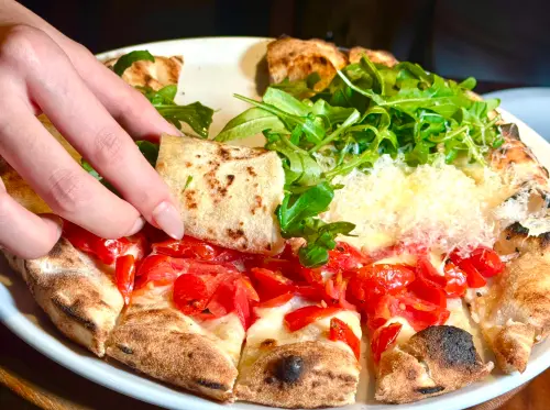 期間限定的「義大利國慶披薩」,可試試主廚推薦吃法「捲著吃」,讓食用樂趣更加倍。(圖/記者鍾怡婷攝) ▲期間限定的「義大利國慶披薩」,可試試主廚推薦吃法「捲著吃」,讓食用樂趣更加倍。(圖/記者鍾怡婷攝)