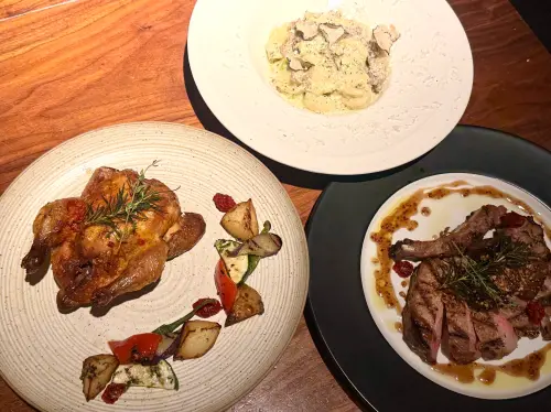 Rosmarino傳統手工貓耳麵、義式慢火烹調的碳烤黑豚豬,以及使用南義卡拉布里亞辣椒醬醃漬的爐烤春雞。(圖/記者鍾怡婷攝) ▲Rosmarino傳統手工貓耳麵、義式慢火烹調的碳烤黑豚豬,以及使用南義卡拉布里亞辣椒醬醃漬的爐烤春雞。(圖/記者鍾怡婷攝)