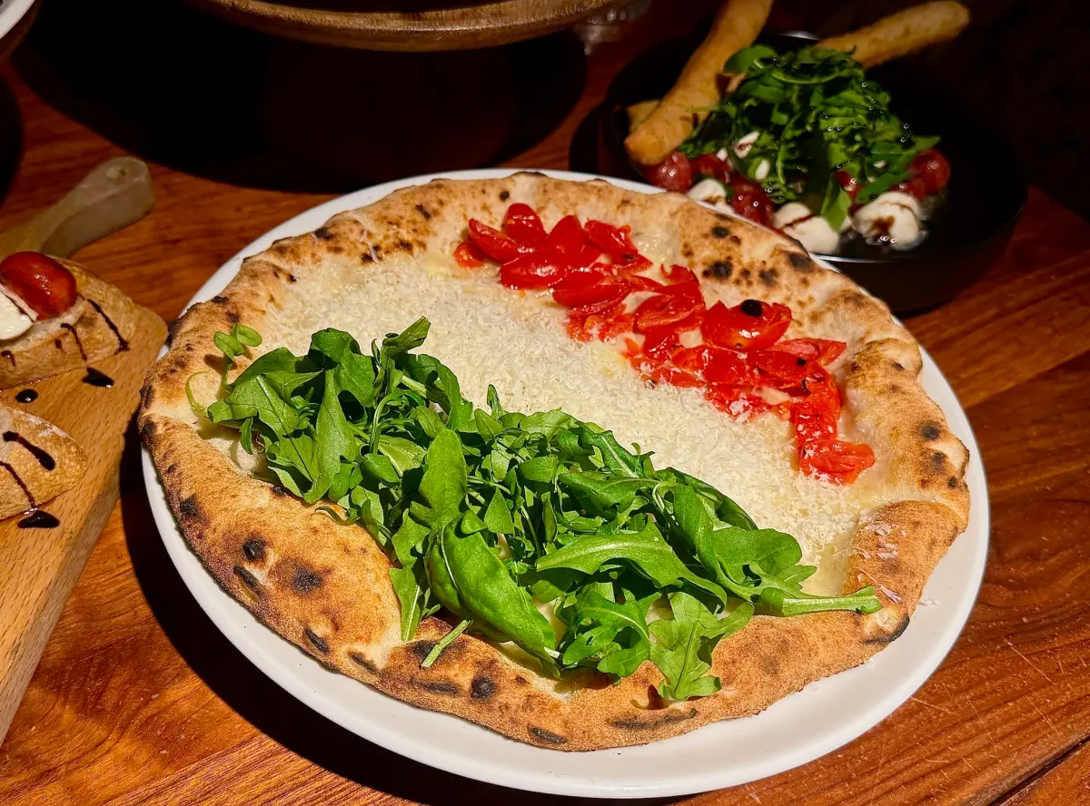 ▲微風廣場內義式餐廳「Rosmarino」，即起舉辦歡慶義大利國慶活動，義大利綠白紅限定口味Pizza開賣。（圖／記者鍾怡婷攝）