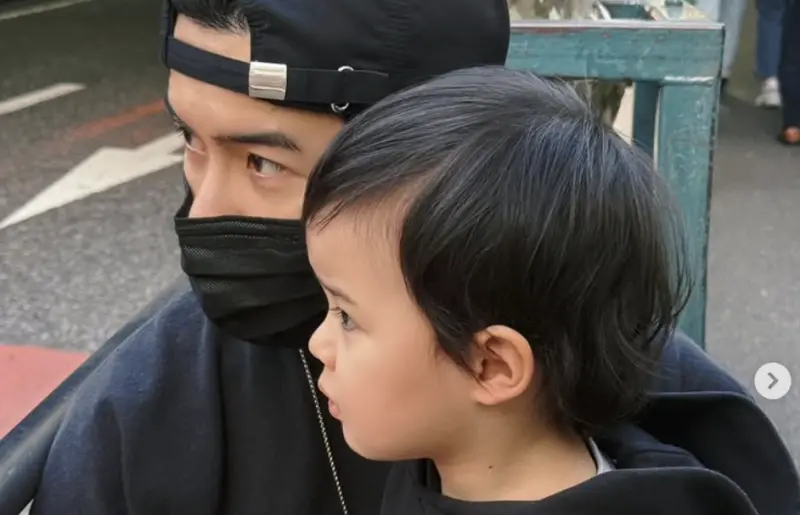 ▲唐禹哲（左）曬兒子近照，雖然是側臉，但依舊看得出兒子濃眉大眼的帥樣，不過唐禹哲說，兒子飽滿的額頭完全不像他。（圖／翻攝自唐禹哲IG）