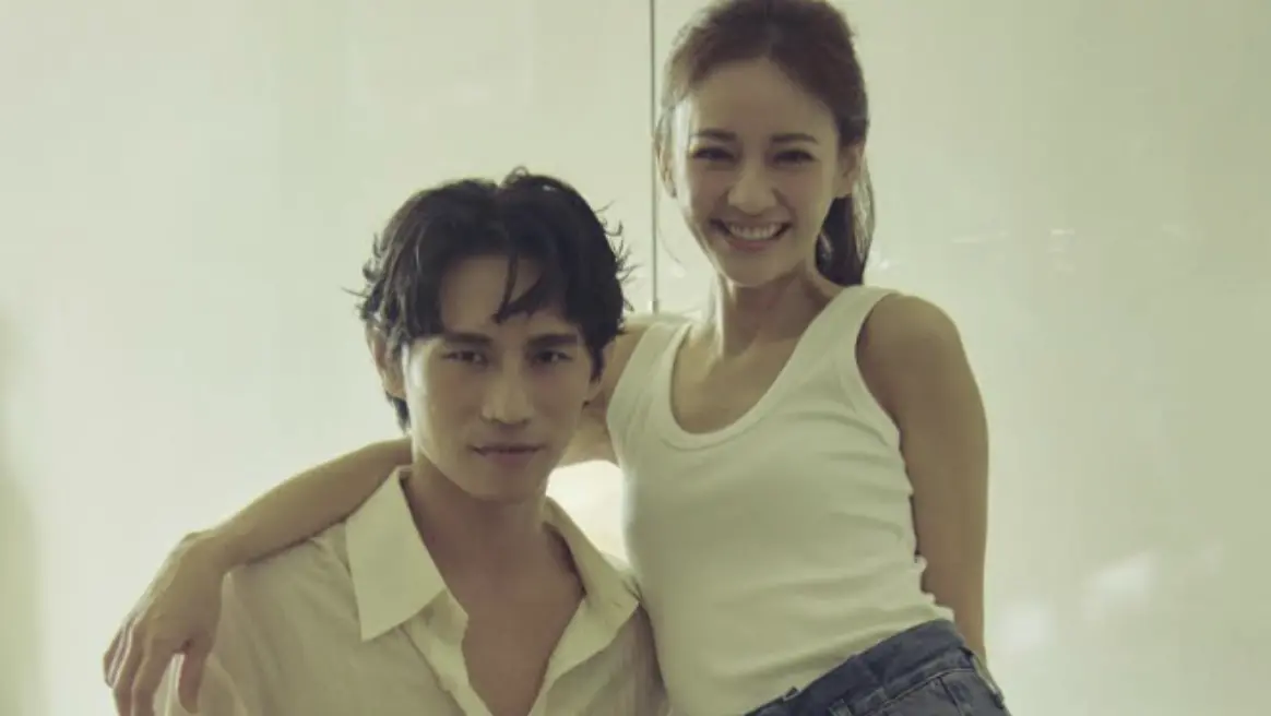 ▲歌手柏霖PoLin（左）新專輯主打歌〈足夠的失落〉MV請到陳意涵（右）出演，2人當年因學舞而結識，多年來依舊是好友，拍攝過程中，柏霖深深被陳意涵的演出所感動，直呼「太感謝了！」（圖／索尼音樂提供）