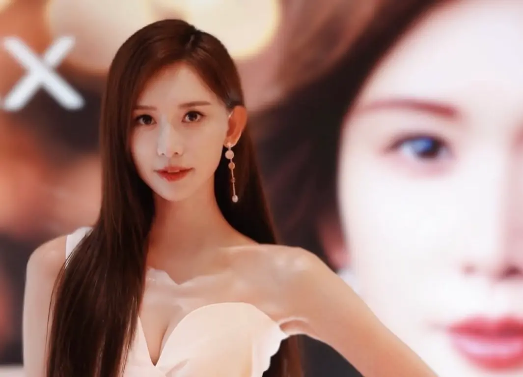 ▲50歲女星林志玲（如圖）近日現身日本代言活動，全程以中、英、日三語流暢對答，氣質優雅、狀態亮眼，讓現場媒體與網友驚呼完全看不出已滿50歲。（圖／林志玲 IG）