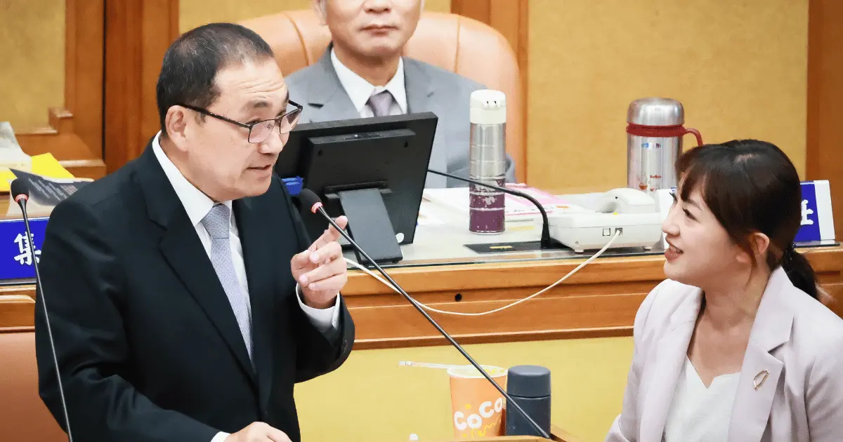 ▲陳乃瑜送象徵平安的蔬果汁給新北市長侯友宜。（圖／劉祐龍攝影）