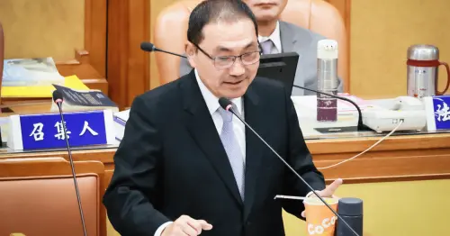 ▲新北市長侯友宜收下蔬果汁