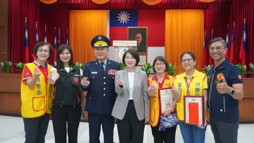 ▲周春米同時表揚各界警界代表、志工及協勤民力表達最崇高的敬意。（圖／屏東縣府提供）