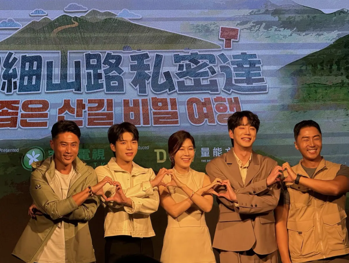 ▲彭小刀（左起）、南優鉉、金荷娜、李濬榮、肌肉山山將一起錄製客家電視台新節目《細細山路私密達》，金荷娜稱為了怕走山路體力不佳，有準備維他命，而李濬榮則是初次參與台灣電視節目，坦言期待又緊張。（圖／記者蘇詠智攝）